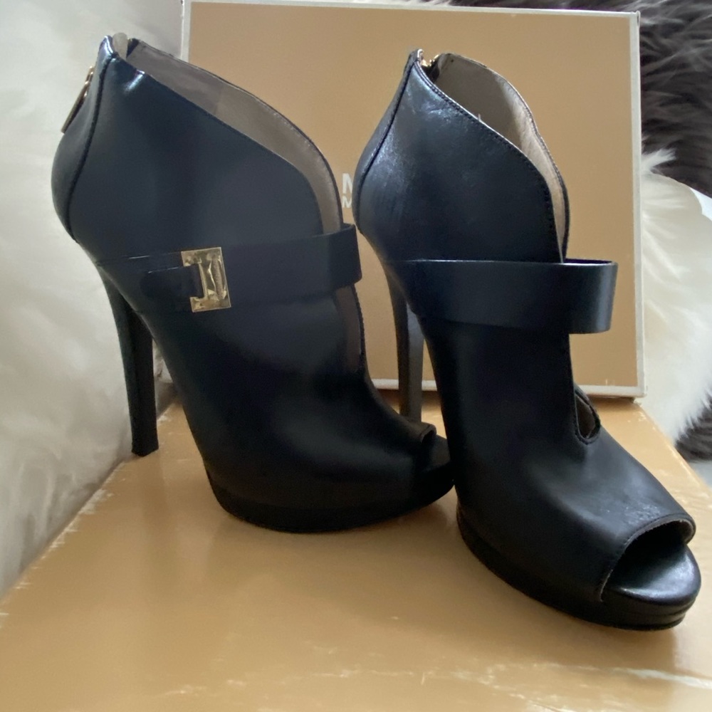 Timeless leather heels with a touch of gold!